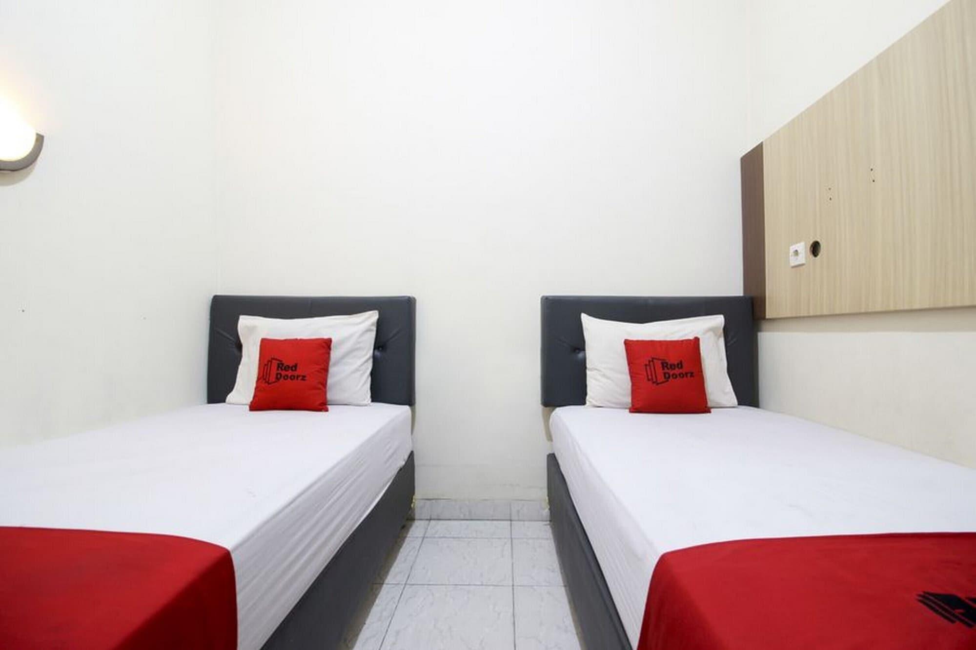 Reddoorz Plus Near Stadion Mandala Krida Yogyakarta Ngoại thất bức ảnh