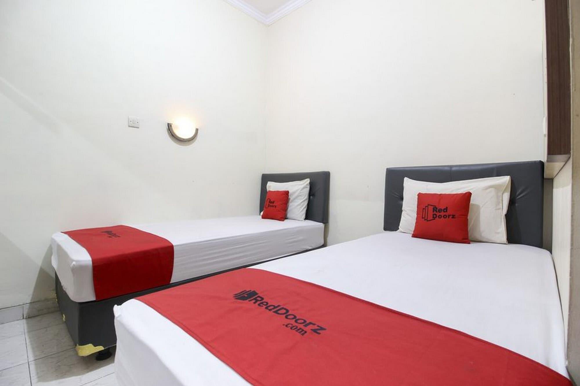 Reddoorz Plus Near Stadion Mandala Krida Yogyakarta Ngoại thất bức ảnh