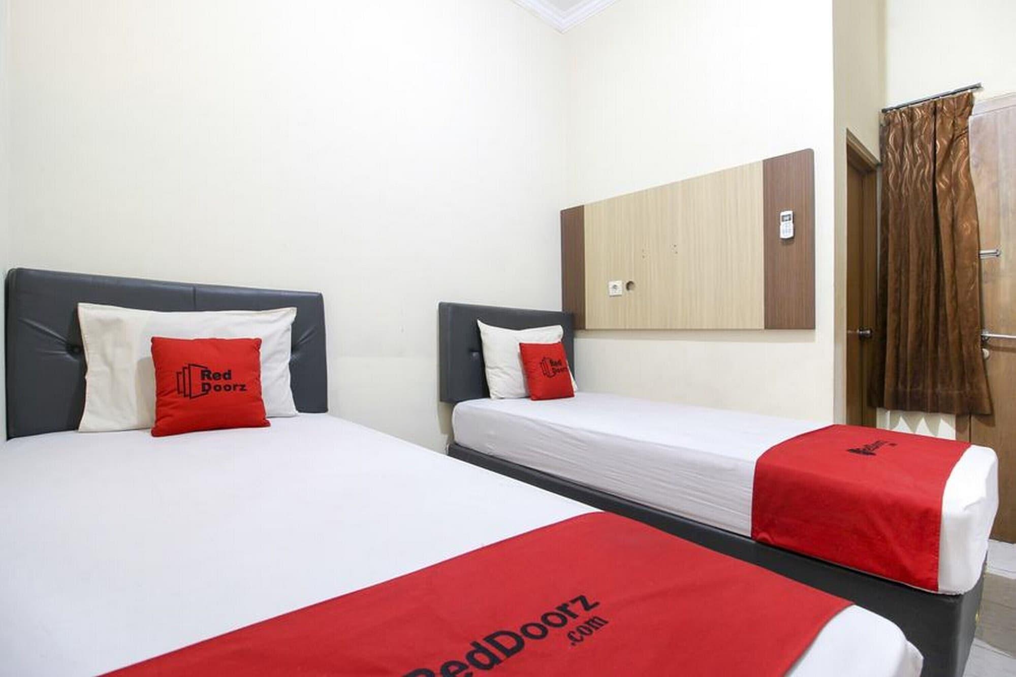 Reddoorz Plus Near Stadion Mandala Krida Yogyakarta Ngoại thất bức ảnh