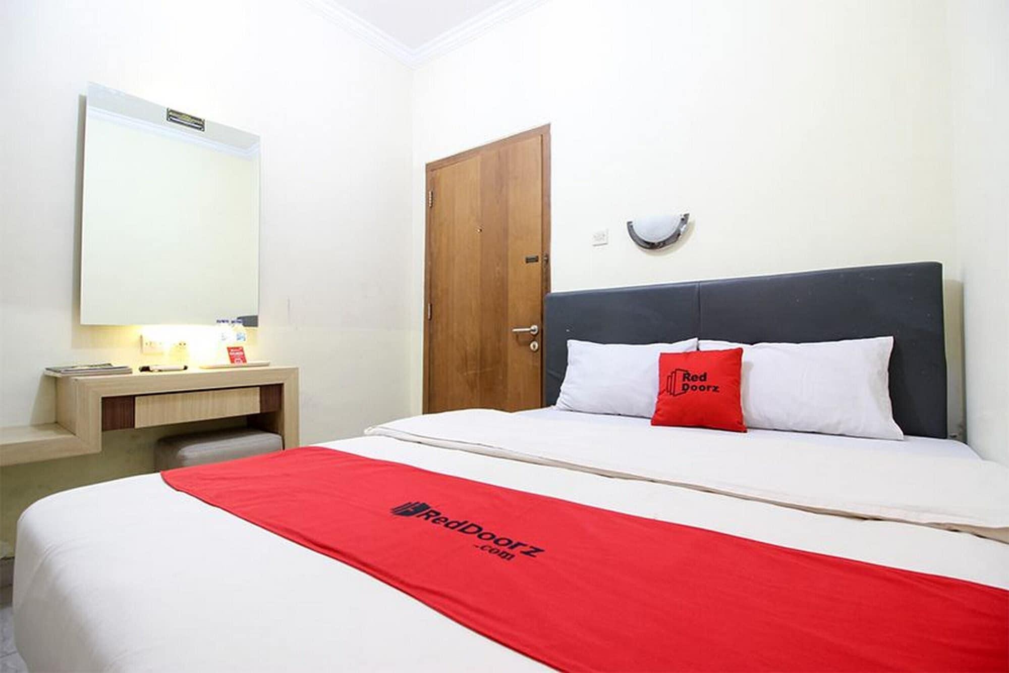 Reddoorz Plus Near Stadion Mandala Krida Yogyakarta Ngoại thất bức ảnh