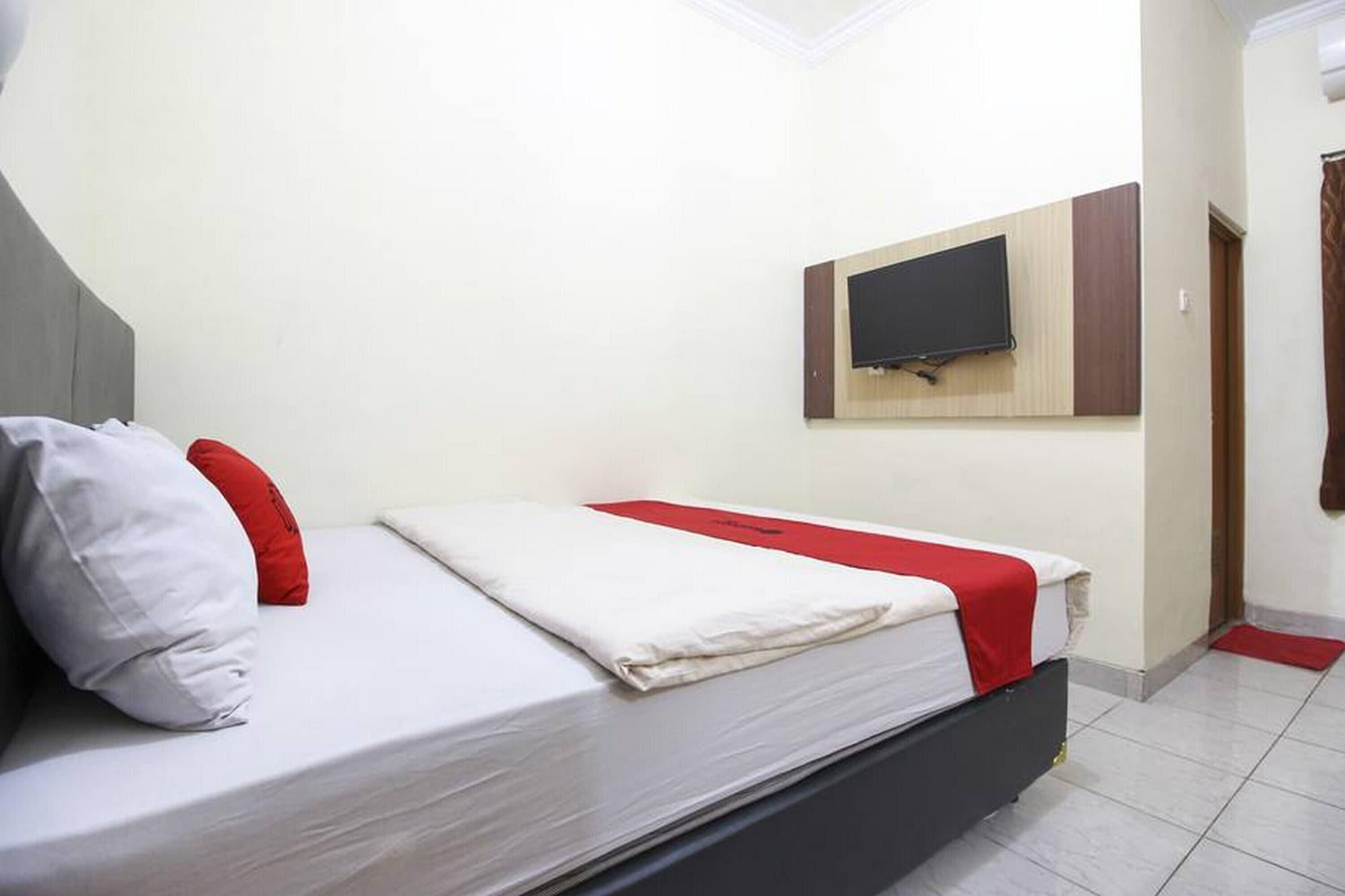 Reddoorz Plus Near Stadion Mandala Krida Yogyakarta Ngoại thất bức ảnh