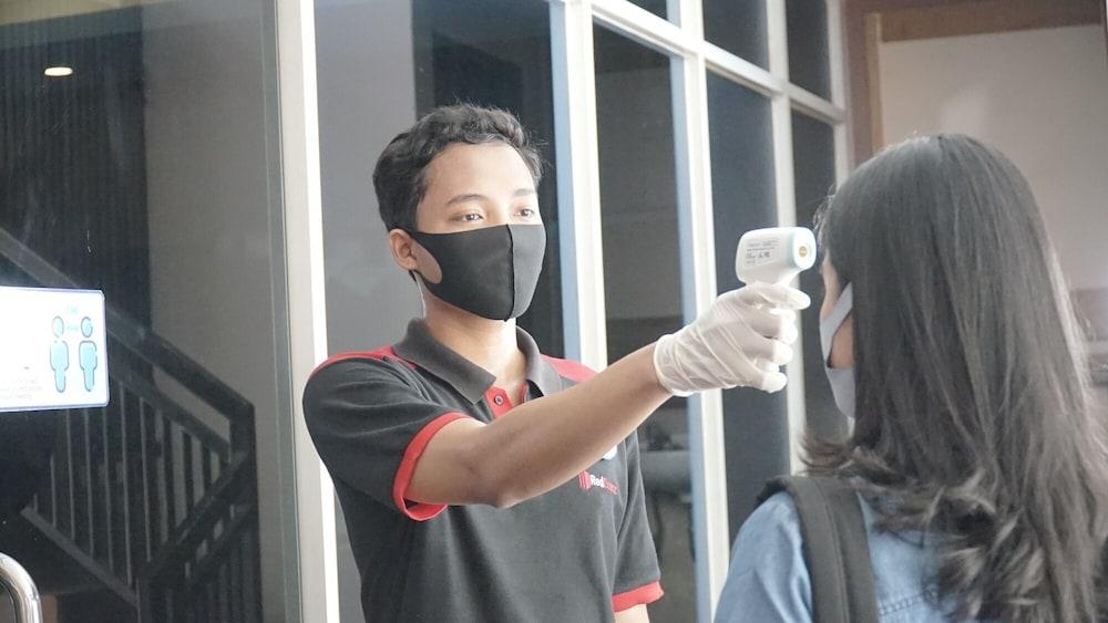 Reddoorz Plus Near Stadion Mandala Krida Yogyakarta Ngoại thất bức ảnh