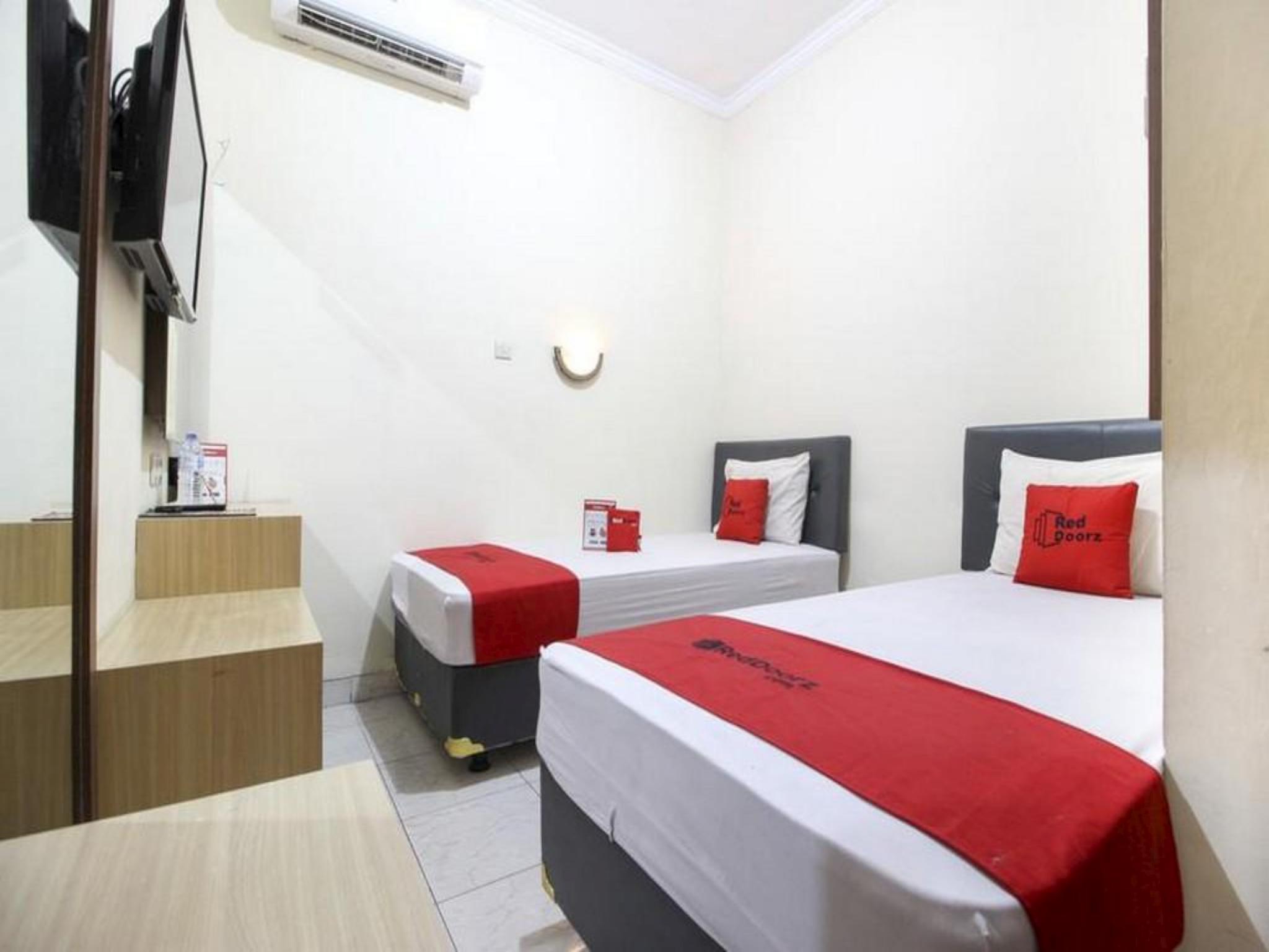 Reddoorz Plus Near Stadion Mandala Krida Yogyakarta Ngoại thất bức ảnh