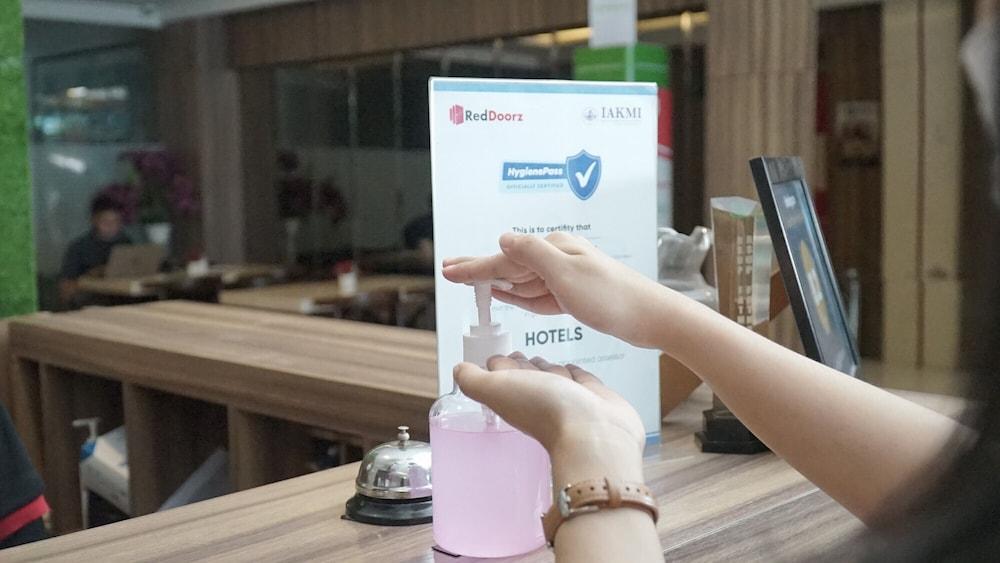 Reddoorz Plus Near Stadion Mandala Krida Yogyakarta Ngoại thất bức ảnh