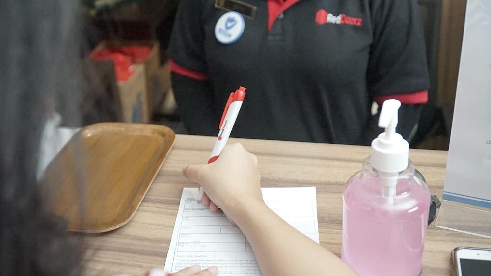 Reddoorz Plus Near Stadion Mandala Krida Yogyakarta Ngoại thất bức ảnh
