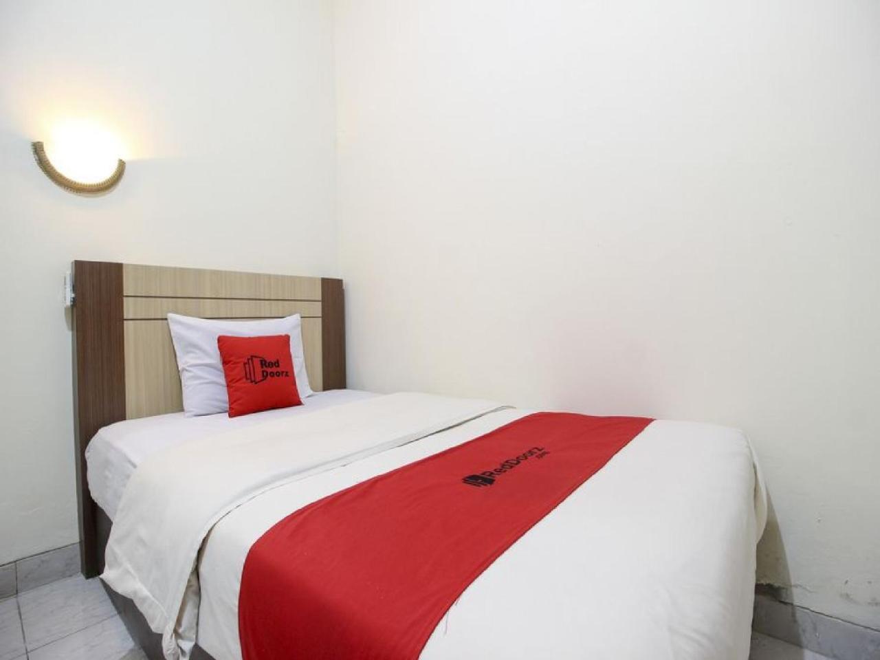 Reddoorz Plus Near Stadion Mandala Krida Yogyakarta Ngoại thất bức ảnh